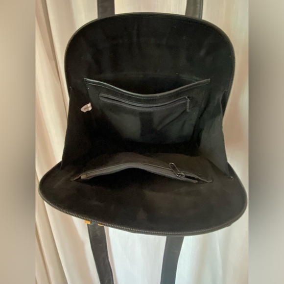 Beautiful Black Purse Bag with Gold Hardware - Picture 6 of 6